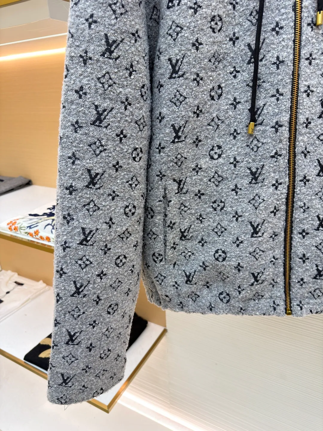 LOUIS VUITTON bouclé printed hooded zipper sweatshirt ●Original version: Purchased and developed by 36899 ●Item number: 1681759-C25 ●Fabric: cotton fabric ●Technology: Printing ●Color: gray ●Version: fitted version ●Weight: about 1325 grams ●Size: S-M-L-XL ●Description: Made of blended fleece fabric, treated with soft washing process, it feels soft and fluffy and has excellent warmth retention while avoiding pilling and deformation. The body of the garment is fully printed with the brand logo pattern, which is integrated through the jacquard weaving process. The pattern is clear and three-dimensional, not easy to fall off, and has both texture and recognition. The hooded design is equipped with drawstring details to suit different wear needs; the metal zipper opening and closing is both durable and decorative, and the zipper puller uses the brand's iconic metal parts to enhance sophistication. The fit is loosely cut, allowing you to wear it comfortably without restraint. The cuffs and hem are edged with the same fabric to ensure the stiffness of the fit. The stitching of the whole garment is neat and even, and the size is measured manually (an error of 1-3CM is normal). The craftsmanship balances the casual attributes and the brand's high-end style. It is a single item that has both practical wearability and style. The overall wiring is straight and delicate, the fabric is comfortable and soft, and the color is consistent without color difference. It can be matched with the same style to create a fashionable look and control various occasions. Customized accessories, complete with three standards, same style for men and women!
